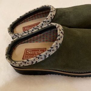 SIMPLE - Santa Barbara SUEDE CLOGS WITH EMBROIDERY TRIM “Olive”
